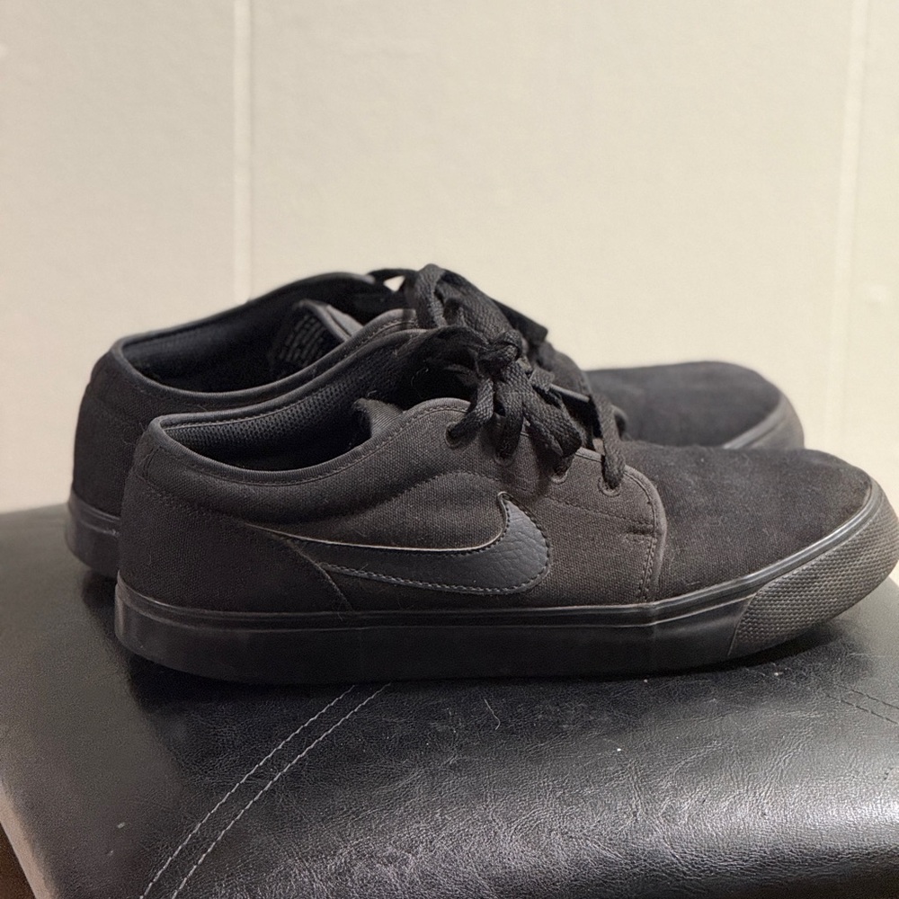 Nike Black Skateboarding Sneakers Sleek Design